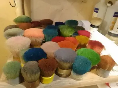 pochoir, stencil, estampe, atelier jacomet, brosses, pompons